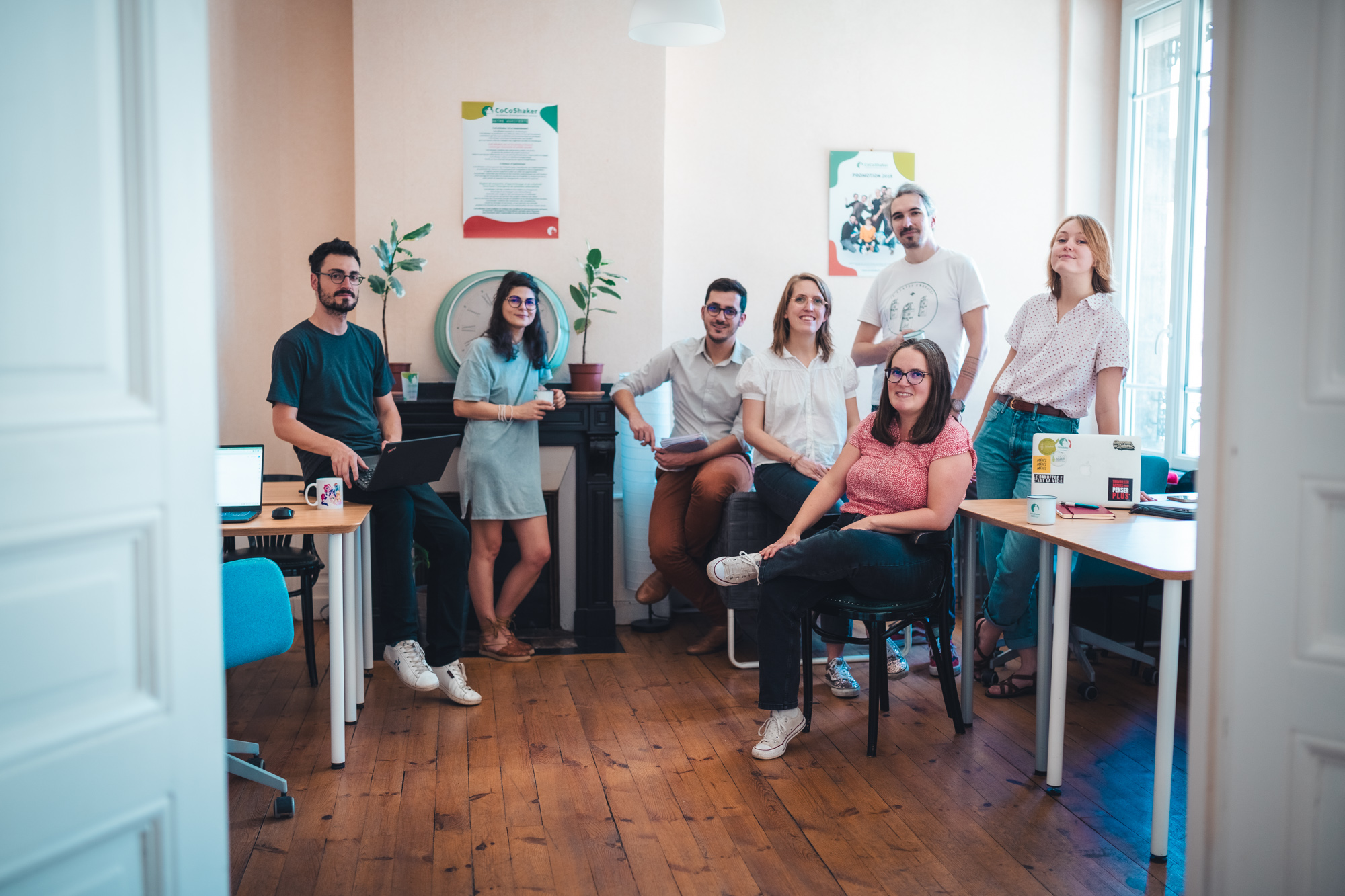 Photo d'équipe dans les bureaux cocoshaker - crédit grégoire delanos